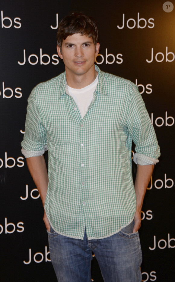 Ashton Kutcher pose lors du photocall du film "Jobs" a Paris le 1er juillet 2013.