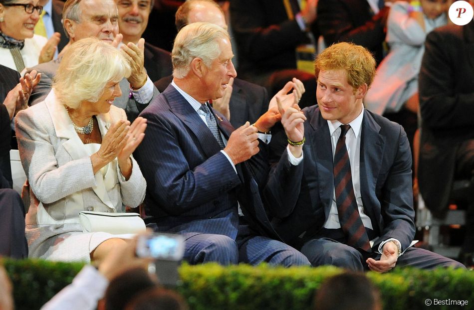 Le prince Harry, entouré du prince William, du prince Charles et de Camilla Parker Bowles, duchesse de Cornouailles, a assisté à la cérémonie d'ouverture des Invictus Games au stade olympique de Londres. Le 10 septembre 2014