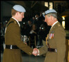 Le prince Harry reçoit une poignée de main de son père à l'occasion de la fin de sa formation de pilote d'hélicoptère militaire.