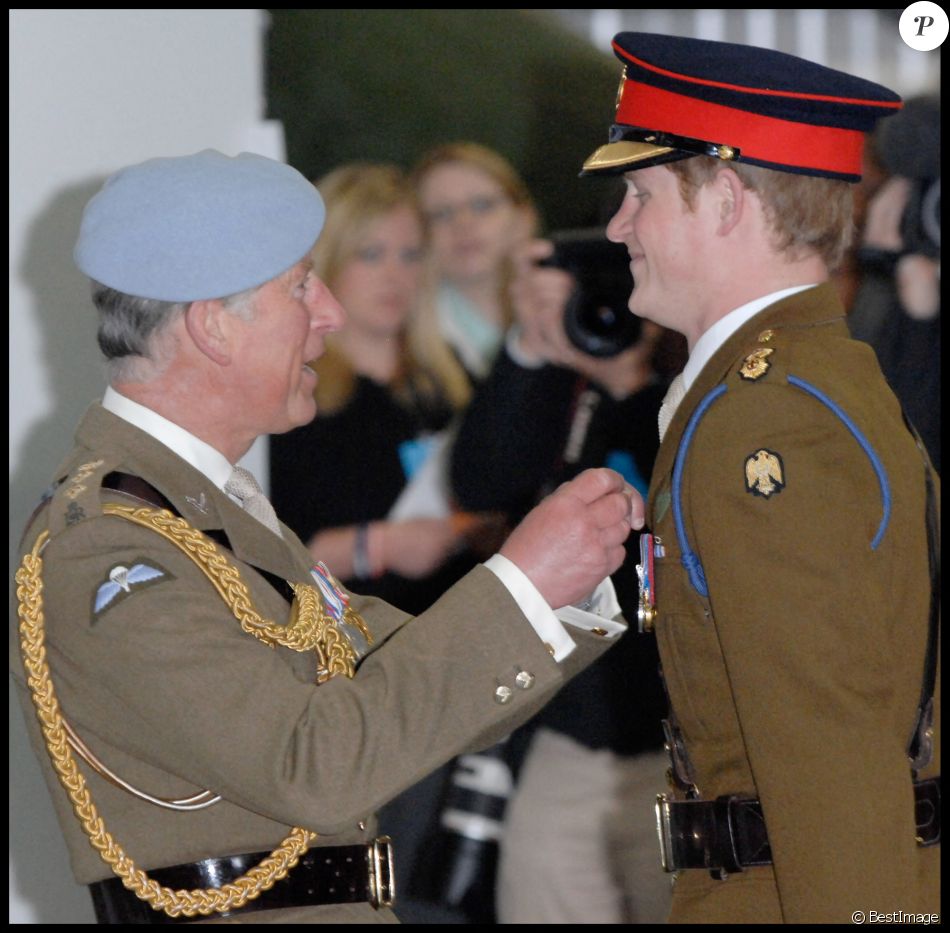 Le prince Harry reçoit une poignée de main de son père à l'occasion de la fin de sa formation de pilote d'hélicoptère militaire.