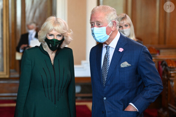 Camilla Parker Bowles, duchesse de Cornouailles, et le prince Charles reçus à la mairie de Belfast. Le 18 mai 2021