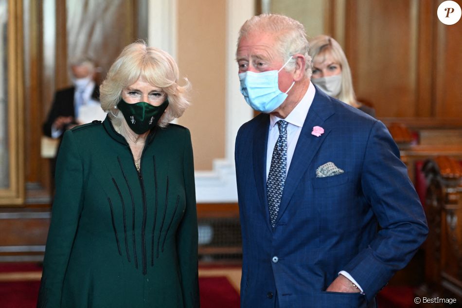 Camilla Parker Bowles, duchesse de Cornouailles, et le prince Charles reçus à la mairie de Belfast. Le 18 mai 2021