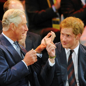 Le prince Harry, entouré du prince William, du prince Charles et de Camilla Parker Bowles, duchesse de Cornouailles, a assisté à la cérémonie d'ouverture des Invictus Games au stade olympique de Londres.