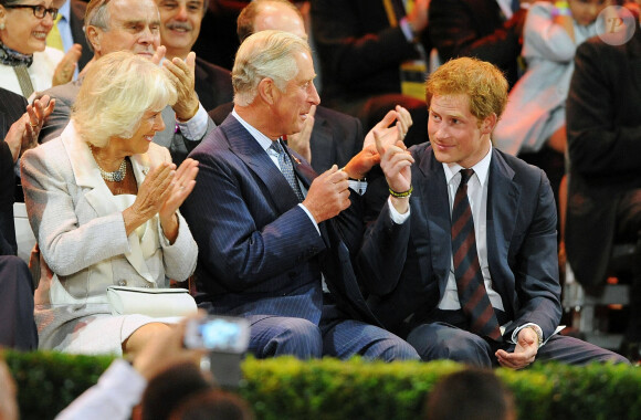 Le prince Harry, entouré du prince William, du prince Charles et de Camilla Parker Bowles, duchesse de Cornouailles, a assisté à la cérémonie d'ouverture des Invictus Games au stade olympique de Londres.