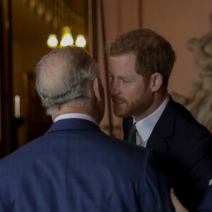 Le prince Charles, prince de Galles et son fils le prince Harry lors d'un colloque sur l'état des récifs corallien à Londres le 14 février 2018.