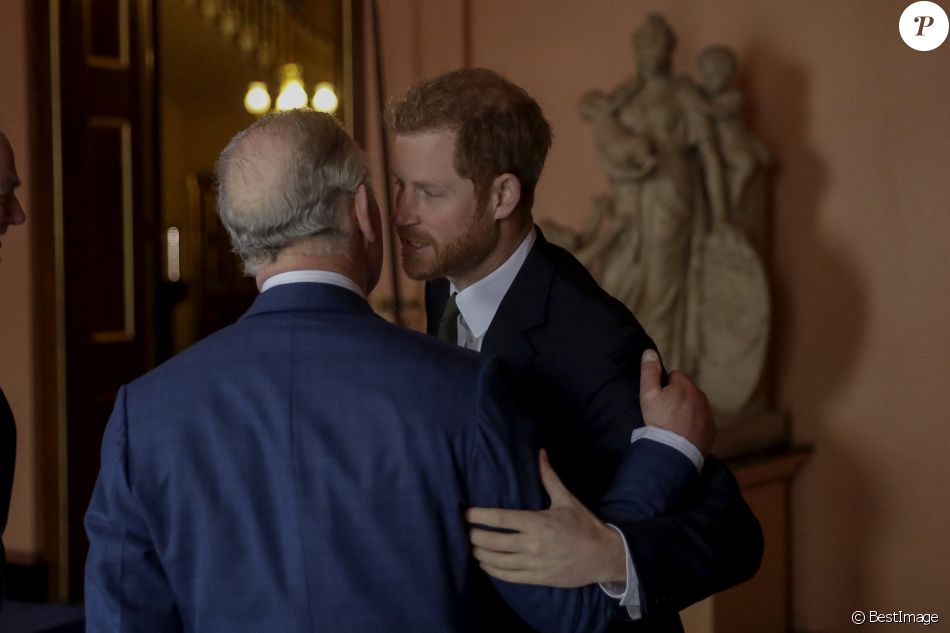 Le prince Charles, prince de Galles et son fils le prince Harry lors d'un colloque sur l'état des récifs corallien à Londres le 14 février 2018.