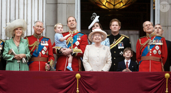 Archives - Le prince Philip, duc d'Edimbourg et la reine Elisabeth II d'Angleterre entourés de leur famille, Camille Parker Bowles, duchesse de Cornouailles, le prince William, duc de Cambridge, son fils le prince George, Kate Catherine Middleton, duchesse de Cambridge, le prince Harry, le prince Andrew, sur le balcon du palais de Buckingham, lors de la parade de Trooping the Colour. Le 13 juin 2015