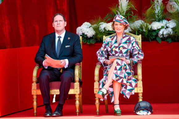 La princesse Delphine de Saxe Cobourg et son mari James O'Hare lors de la Fête nationale belge, le 21 juillet 2021, en présence du roi Philippe et de la reine Mathilde de Belgique.