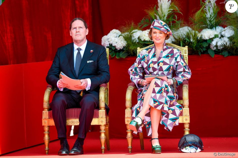 La princesse Delphine de Saxe Cobourg et son mari James O'Hare lors de la Fête nationale belge, le 21 juillet 2021, en présence du roi Philippe et de la reine Mathilde de Belgique.