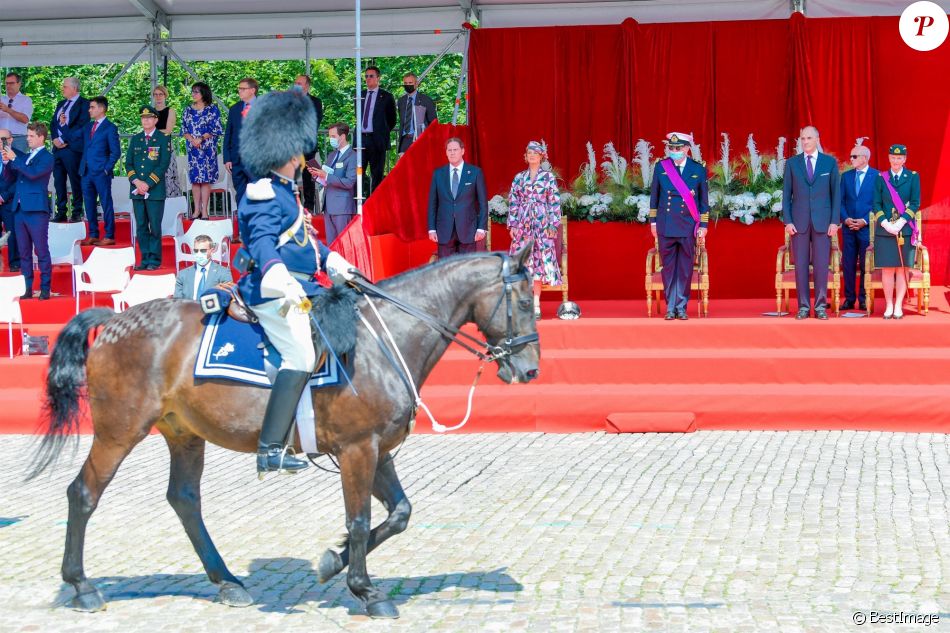 La princesse Delphine de Saxe Cobourg et son mari James O'Hare lors de la Fête nationale belge, le 21 juillet 2021, en présence du roi Philippe et de la reine Mathilde de Belgique.