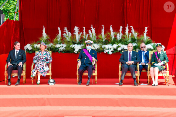 La princesse Delphine de Saxe Cobourg et son mari James O'Hare, le prince Laurent et la princesse Astrid lors de la Fête nationale belge, le 21 juillet 2021, en présence du roi Philippe et de la reine Mathilde de Belgique.