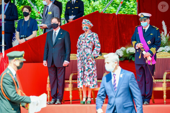 La princesse Delphine de Saxe Cobourg et son mari James O'Hare, le prince Laurent, lors de la Fête nationale belge, le 21 juillet 2021, en présence du roi Philippe et de la reine Mathilde de Belgique.