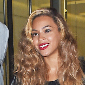 Beyoncé à New York avec un ordinateur Apple sous le bras le 30 juin 2015.