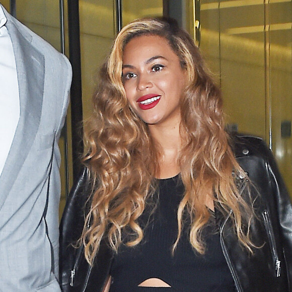 Beyoncé à New York avec un ordinateur Apple sous le bras le 30 juin 2015.