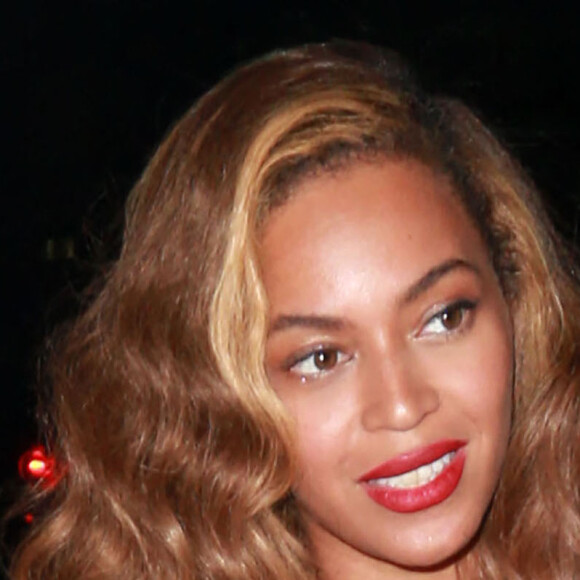Beyonce Knowles, un MacBook Apple à la main, lors d'une sortie de nuit à New York, le 30 juin 2015.