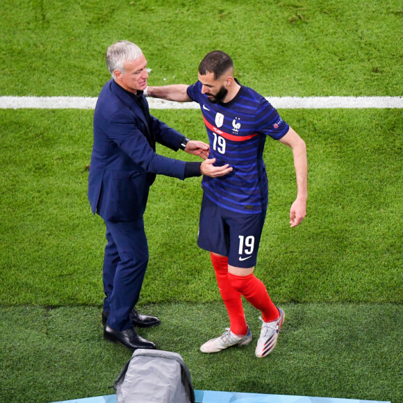 Didier Deschamps et Karim Benzema lors du match de l'UEFA Euro 2020 opposant l'Allemagne à la France au stade Allianz Arena à Munich, Allemagne, le 15 juin 2021. La France a gagné 1-0. © Anthony Bibard/Panoramic/Bestimage