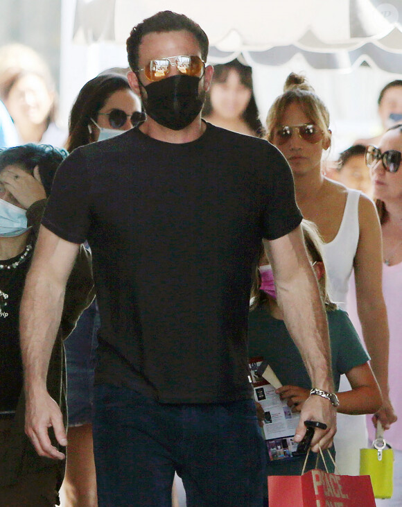 Jennifer Lopez et Ben Affleck déjeunent avec leurs enfant, Samuel et Emme, au Country Mart de Brentwood, Los Angeles, Californie, Etats-Unis, le 9 juillet 2021.