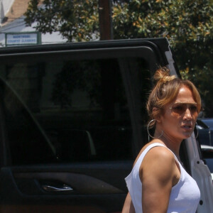 Jennifer Lopez et Ben Affleck déjeunent avec leurs enfants au Country Mart de Brentwood, Los Angeles, Californie, Etats-Unis, le 9 juillet 2021.