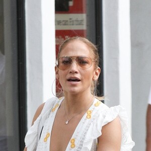 Jennifer Lopez porte une magnifique robe blanche pour aller faire du shopping avec sa soeur Linda et sa manager dans les Hamptons à New York, le 5 juillet 2021.