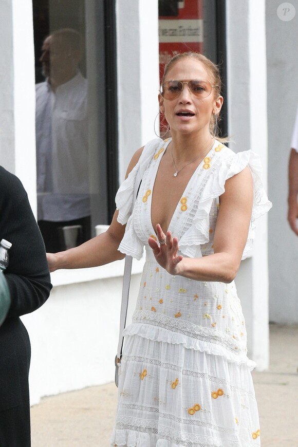 Jennifer Lopez porte une magnifique robe blanche pour aller faire du shopping avec sa soeur Linda et sa manager dans les Hamptons à New York, le 5 juillet 2021.