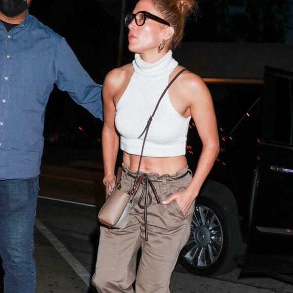 Jennifer Lopez arrive au restaurant pour célébrer les 50 ans de sa soeur Lynda à West Hollywood le 14 juin 2021.