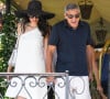 George Clooney et sa femme Amal Clooney sortent de leur hôtel, et prennent un bateau taxi pour se rendre dans un héliport pour s'envoler en hélicoptère de Venise.