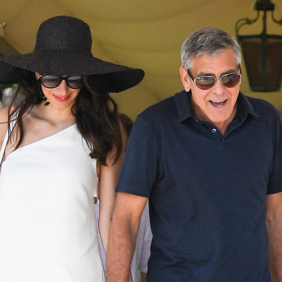 George Clooney et sa femme Amal Clooney sortent de leur hôtel, et prennent un bateau taxi pour se rendre dans un héliport pour s'envoler en hélicoptère de Venise.