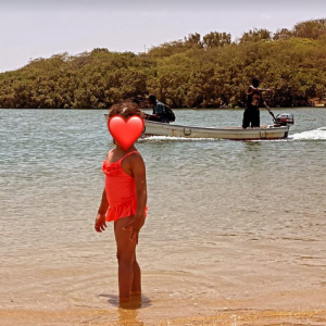 Hapsatou Sy partage de belles photos de ses enfants Abbie et Isaac en vacances au Sénégal.