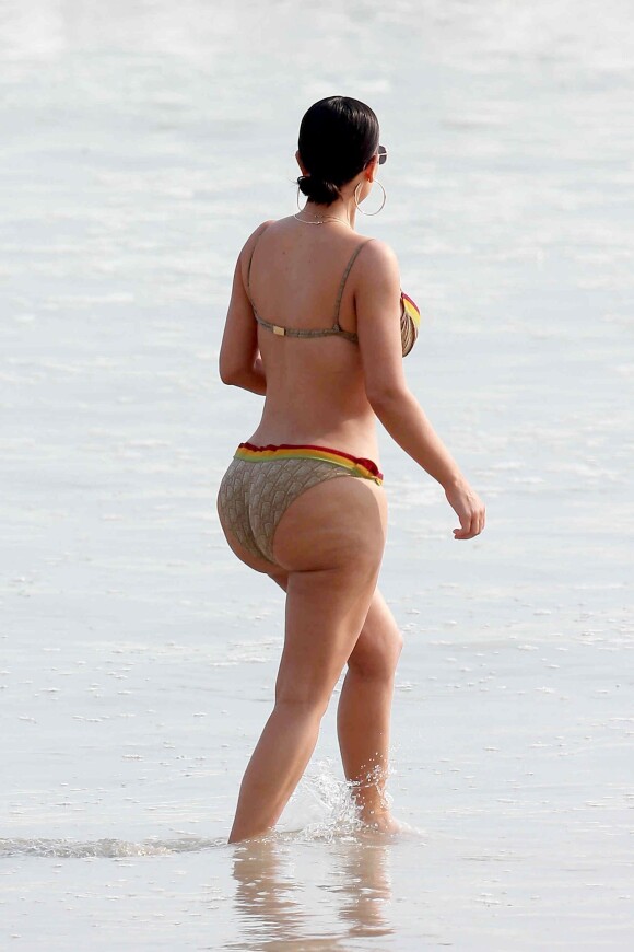 Kim Kardashian et son amie et assistante Stephanie Sheppard sur une plage au Mexique. Le 23 avril 2017.