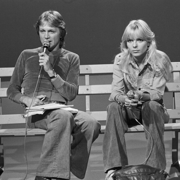 En France, à Paris, Claude François et France Gall sur un plateau de télévision.