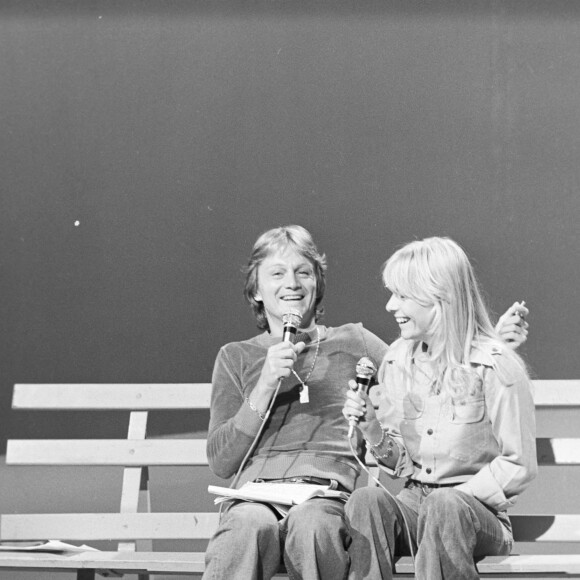 En France, à Paris, Claude François et France Gall sur un plateau de télévision le 13 septembre 1974.