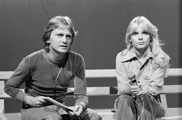 En France, à Paris, Claude François et France Gall sur un plateau de télévision le 13 septembre 1974.