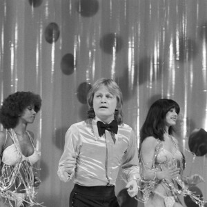 En France, à Paris, Claude François et ses Clodettes lors de l'émission Une heure avec Claude François le 6 mars 1975.