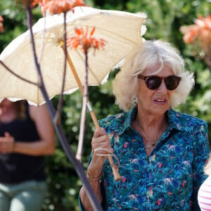 Le prince Charles et Camilla Parker Bowles, la duchesse de Cornouailles à Bryher lors de leur visite aux îles Scilly, le 20 juillet 2021.