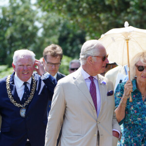 Le prince Charles et Camilla Parker Bowles, la duchesse de Cornouailles à Bryher lors de leur visite aux îles Scilly, le 20 juillet 2021.