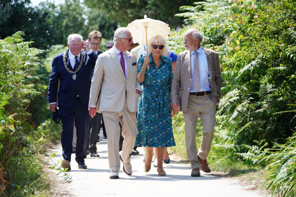 Le prince Charles et Camilla Parker Bowles, la duchesse de Cornouailles à Bryher lors de leur visite aux îles Scilly, le 20 juillet 2021.
