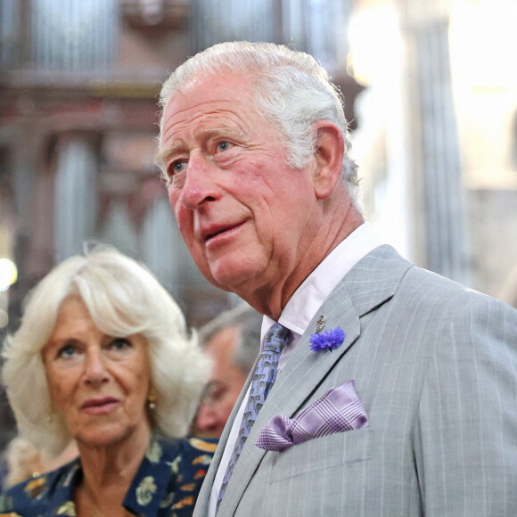 Le prince Charles et Camilla Parker Bowles, la duchesse de Cornouailles visitent la cathédrale d'Exeter à Devon.