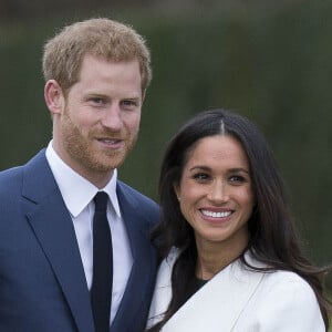 Le Prince Harry et Meghan Markle posent à Kensington palace après l'annonce de leur mariage au printemps 2018 à Londres, le 27 novembre 2017.