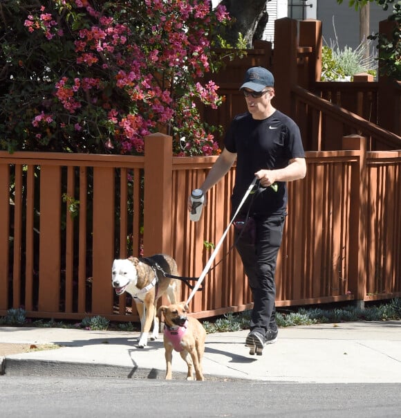 Exclusif - Bob Odenkirk promène ses chiens à Los Angeles, Californie, Etats-Unis, le 27 mai 2021.