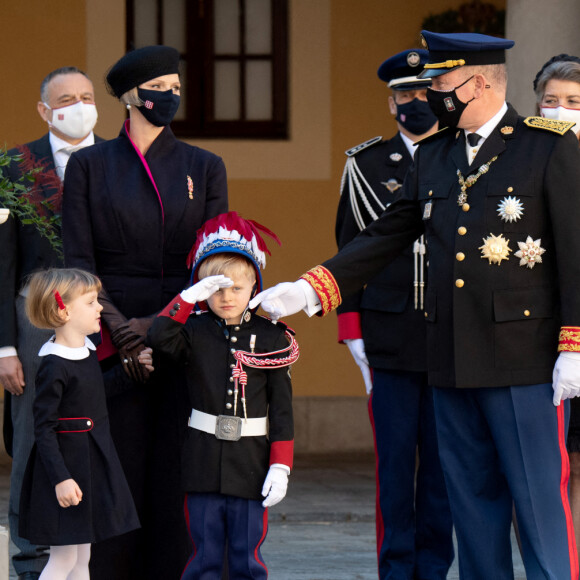 La princesse Charlène de Monaco, la princesse Gabriella de Monaco, comtesse de Carladès, le prince Jacques de Monaco, marquis des Baux, le prince Albert II de Monaco, la princesse Caroline de Hanovre - La famille princière assiste à une cérémonie de remise de médaille dans la cours du Palais de Monaco lors de la Fête Nationale 2020 de la principauté de Monaco le 19 novembre 2020. © David Nivière / Pool / Bestimage