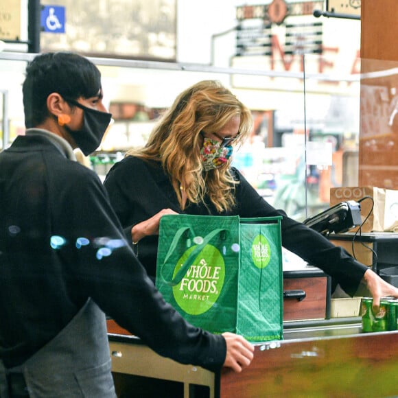 Exclusif - Julia Roberts fait ses courses au supermarché à Los Angeles, le 28 juillet 2021.