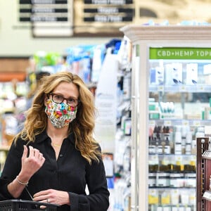 Exclusif - Julia Roberts fait ses courses au supermarché à Los Angeles, le 28 juillet 2021.