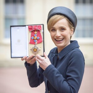 Kristin Scott Thomas anoblie par la reine Elizabeth à Londres le 19 mars 2015.