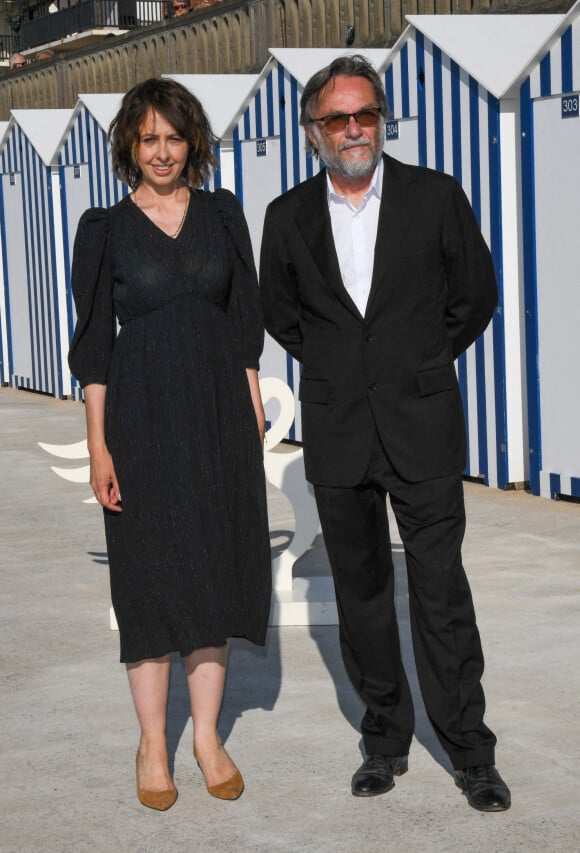 Valérie Bonneton et Marc Dugain - Photocall du jury du 35e Festival de Cabourg. Le 10 juin 2021. © Coadic Guirec / Bestimage