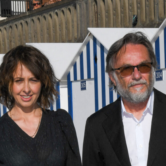 Valérie Bonneton et Marc Dugain - Photocall du jury du 35e Festival de Cabourg. Le 10 juin 2021. © Coadic Guirec / Bestimage