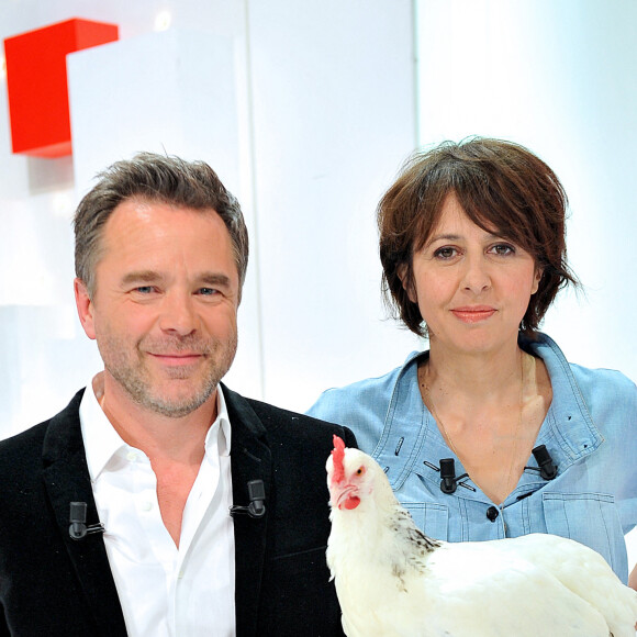 Guillaume De Tonquedec, Valérie Bonneton et la poule Roxane - Enregistrement de l'émission "Vivement Dimanche prochain". Le 30 avril 2019. © Guillaume Gaffiot / Bestimage