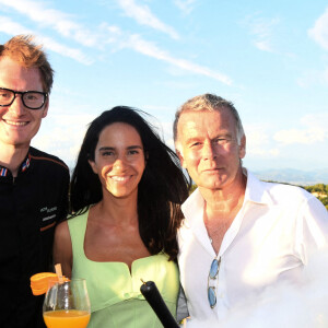 Franck Dubosc, son épouse Danièle et Victor Delpierre, le champion du monde de cocktails, durant la 1ère journée du Liban à Mougins, le 1er août 2021. © Bruno Bebert/Bestimage