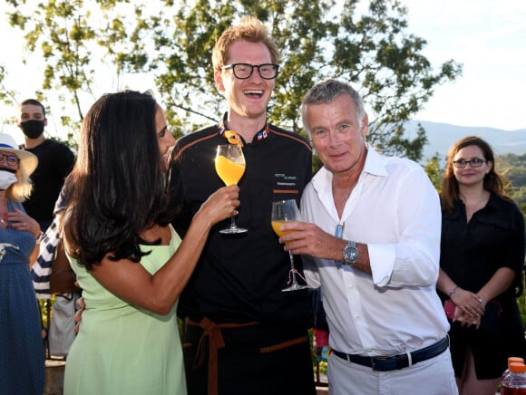 Franck Dubosc, son épouse Danièle et Victor Delpierre, le champion du monde de cocktails, durant la 1ère journée du Liban à Mougins, le 1er août 2021. © Bruno Bebert/Bestimage