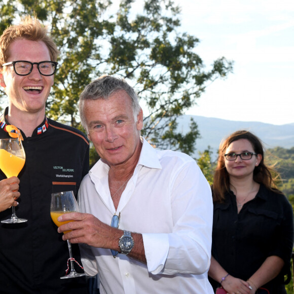 Franck Dubosc, son épouse Danièle et Victor Delpierre, le champion du monde de cocktails, durant la 1ère journée du Liban à Mougins, le 1er août 2021. © Bruno Bebert/Bestimage