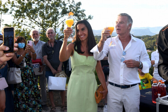 Franck Dubosc, son épouse Danièle et Victor Delpierre, le champion du monde de cocktails, durant la 1ère journée du Liban à Mougins, le 1er août 2021. © Bruno Bebert/Bestimage